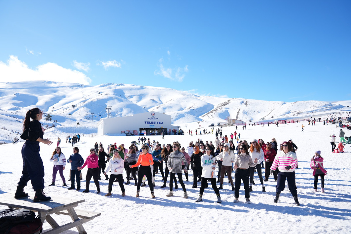 Denizli Kayak Merkezi’nde kar üstünde zumba gösterisi