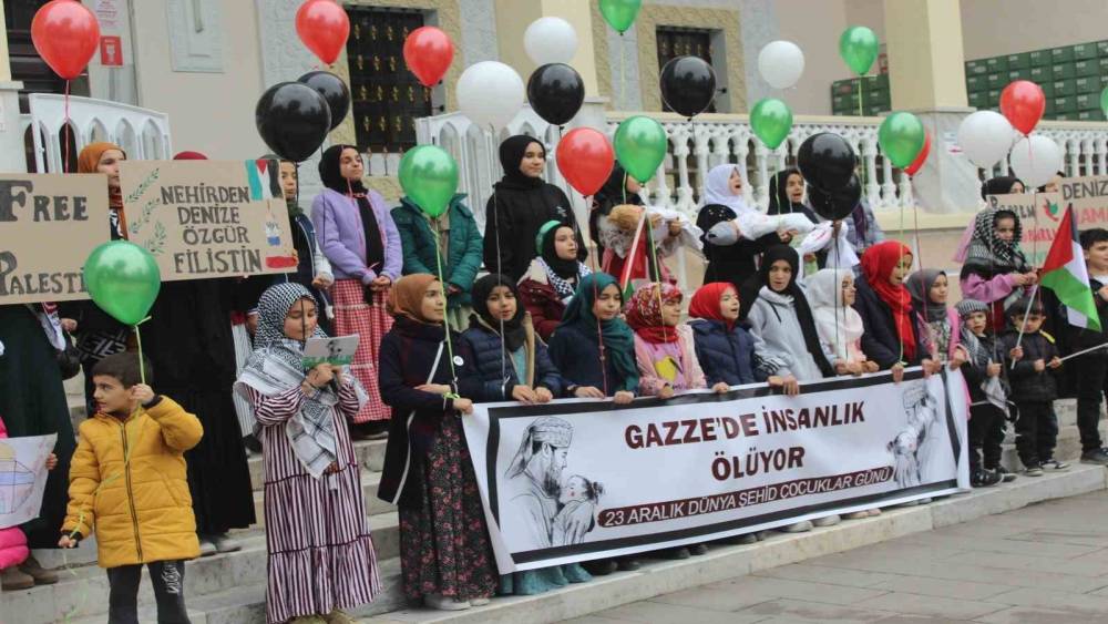 Balonlar Filistinli çocuklar için semaya bırakıldı
